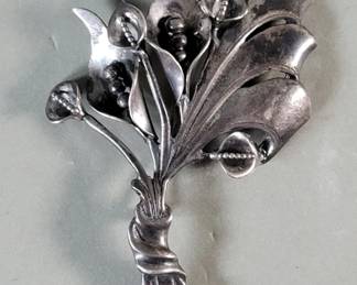 134  Lot 513  Vintage sterling silver floral bouquet brooch