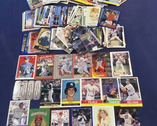 Lot 325h  Large lot over 100 baseball cards stars  semi