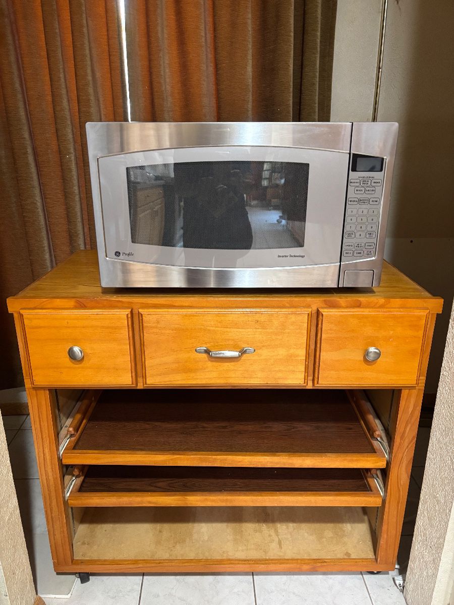Cabinet w/Roll Out Trays
