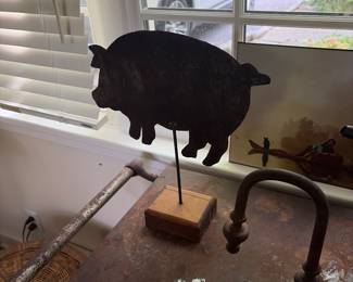 Primitive decorative pig 