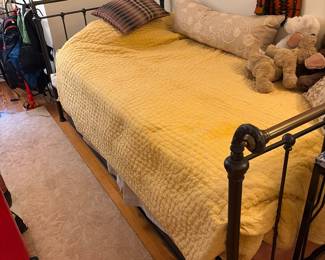 Metal trundle bed 