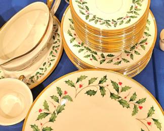Absolutely beautiful 48-piece Lenox Holiday (Dimension) pattern in excellent condition. 