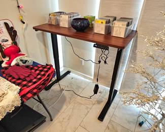 Motorized standing desk - height adjustable.