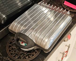 Vintage VillaWare Farmyard Waffler.