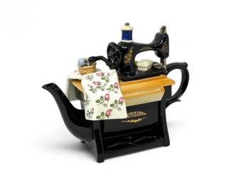 181 VintageCeramicSewingMachineNoveltyTeapotwSewingAccessories