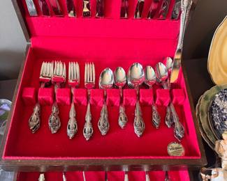 Silverplated flatware set includes the wood box