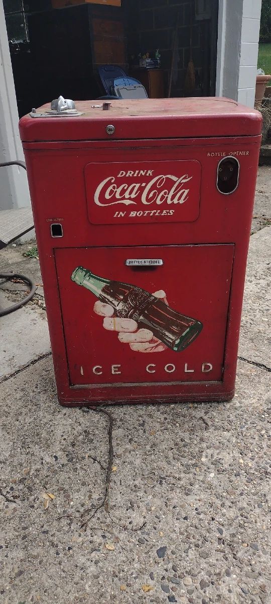 1940's 50's 10¢ Coke coin operated vending machine 