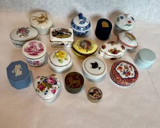Assorted miniature trinket boxes