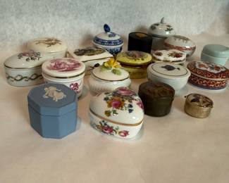 Assorted miniature trinket boxes