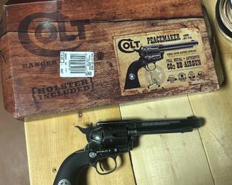Cold Airsoft Pistol w Holster