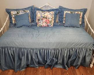 White Wrought Iron Daybed with PopUp Trundle