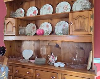 Beautiful hutch with Lenox dishes 
