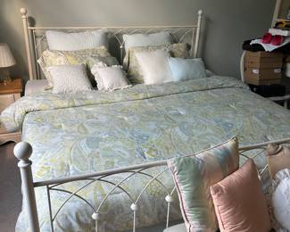 $500 - Metal queen bed and bedding