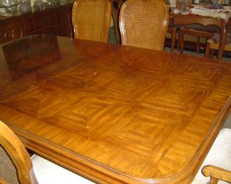 Beautiful dining table and 6 chairs