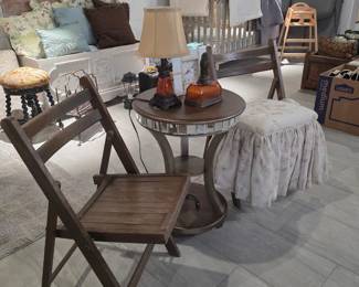 2 Folding chairs and accent table