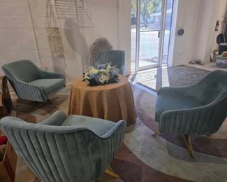 4 Swivel chairs and coffee table