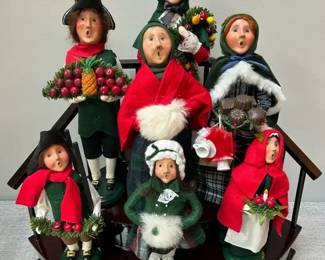 7 Byers Choice Ltd. Carolers on Tiered Wooden Stand