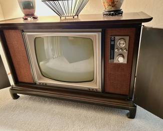 Vintage Console TV - Asian Styling