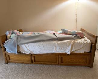 Kid Bed w Drawers