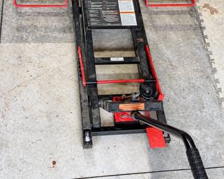 Hydraulic lawn mower lift