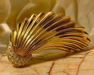 Large 14K gold shooting star diamond lapel brooch