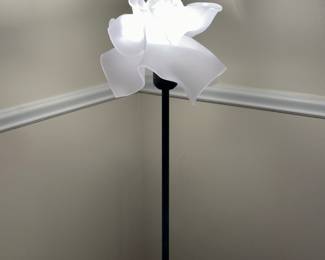 Contemporary flower-style accent lamp