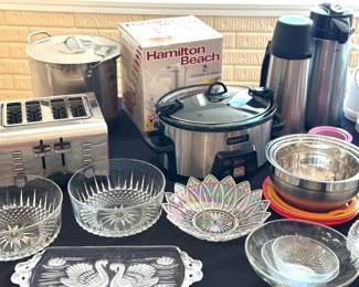 A variety of kitchen items