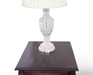 Traditional Cabriole Leg End Table With Crystal Glass Lamp