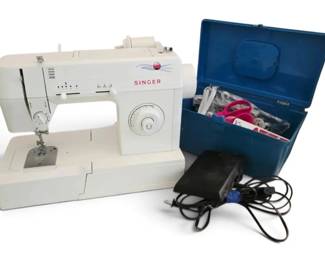 Singer Sewing Machine With Sewing Case  Notions