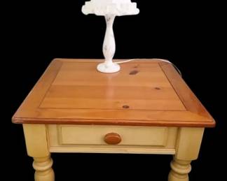 Rustic Wood Nightstand Table With Floral 19 Lamp