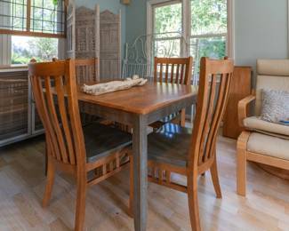 Beautiful solid hardwood table and 4 chairs, Includes additional leaf. perfect condition.