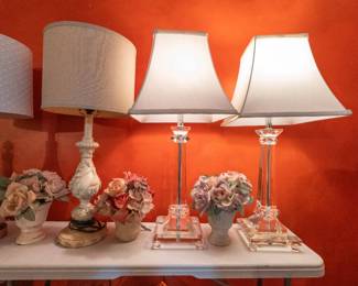 There are 4 of the lamps on the right.