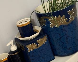 Vintage bath accessories set