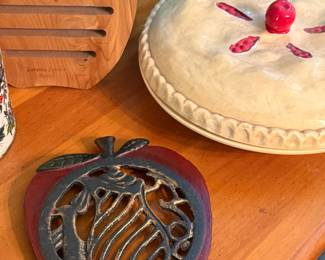 Vintage pie pan/iron trivet/Wood trivet