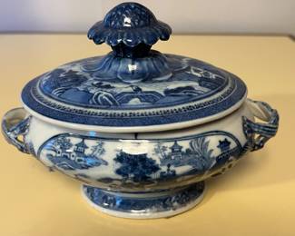 4. Antigue Asian Soup Tureen
