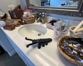 Assorted bathroom items