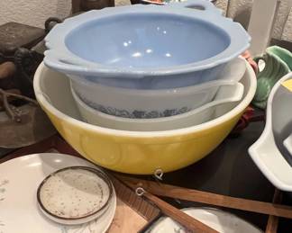 Vintage Pyrex mixing bowls