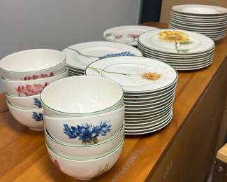 199. Villeroy Boch 50pc Dinnerware Set: 14 Dinner Plates, 13 Wide Rimmed Bowls, 8 Round Bowls, 1 Serving Platter, 14 Salad Plates