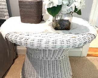 142. White Wicker Pedestal Table (27")