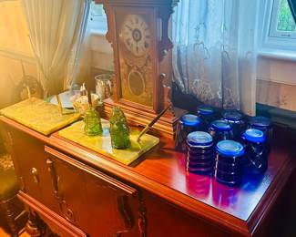 Parlour clock, green onyx desk set, cobalt glassware