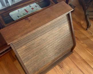 Wood bread box
