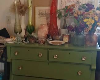 Vintage vases ,old dressers and vintage prints, perfume bottles and more I will add through the night keep updating it. 