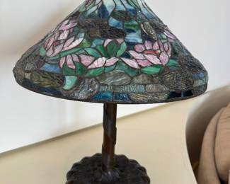 Tiffany-style Leaded Art Glass Table Lamp