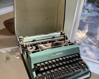 ABC NEWS Journalist Jim Wooten's Personal Olivetti Lettera32 Typewriter