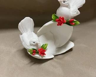 Capodimonte White Doves on Cracked Egg 