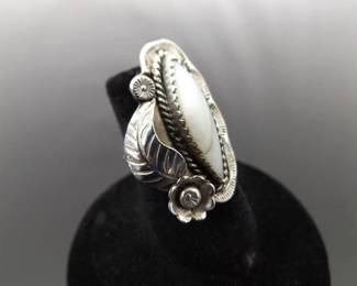 .925 Sterling Silver Navajo Flower Mother of Pearl Cabochon Ring Size 4.5