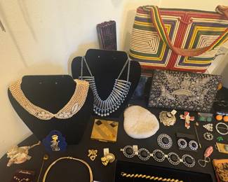 FASHION NECKLACES 