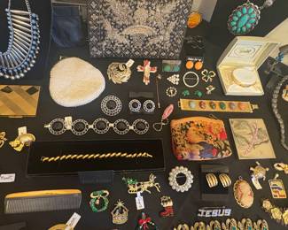 FASHION PENDANTS & COMPACTS