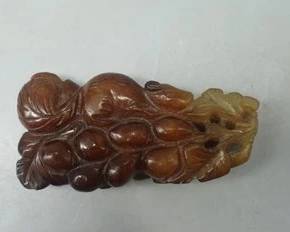 CHINESE VINTAGE CARVED JADE PENDANT SQUIRREL AND GRAPE MOTIF