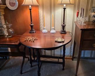 Beautiful drop leaf round table.